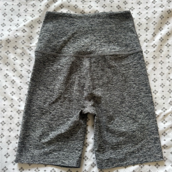 Beyond Yoga Women's Spacedye Gray Bike Shorts - Picture 2 of 5